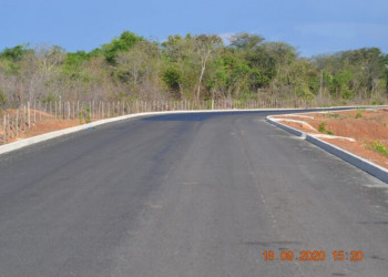 Governo asfalta ruas e estradas em Cocal, Brasileira e Bom Princípio do Piauí